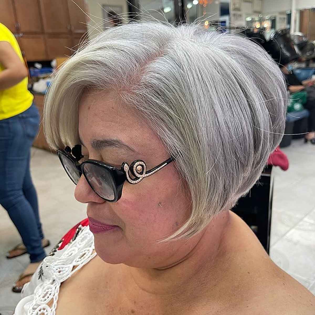 25 Stylish Wedge Haircuts for Women Over 60