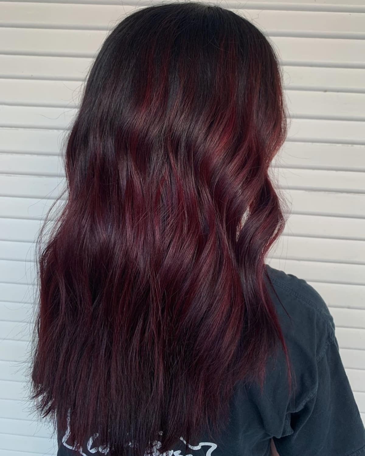 18 Best Black Hair with Red Highlights for Eye-Catching Contrast
