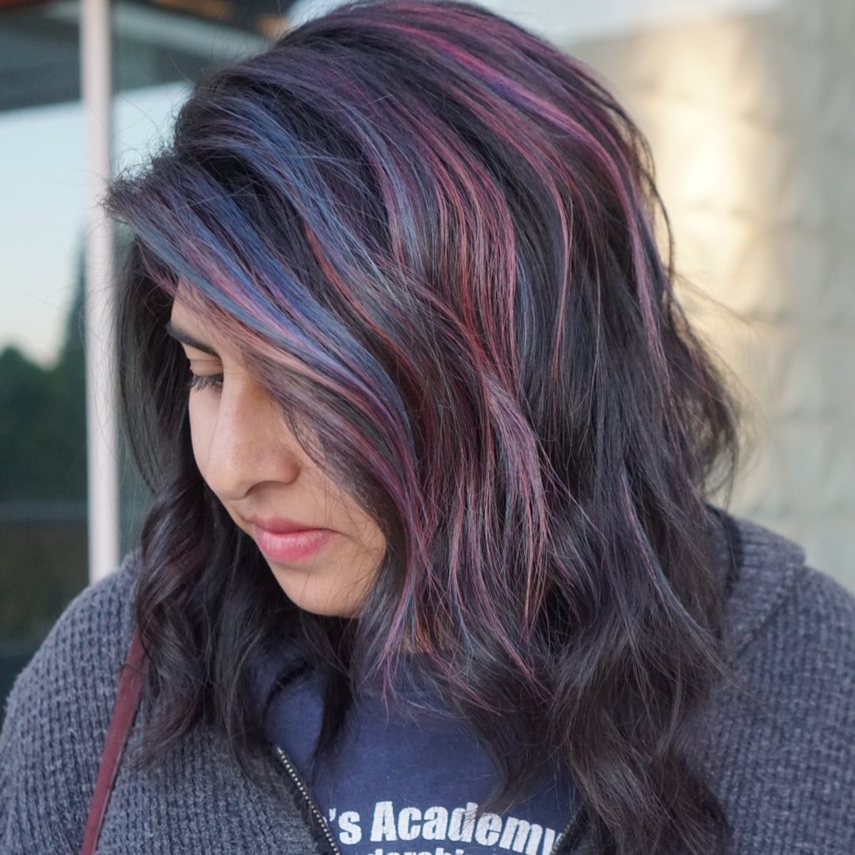 18 Best Black Hair with Red Highlights for Eye-Catching Contrast