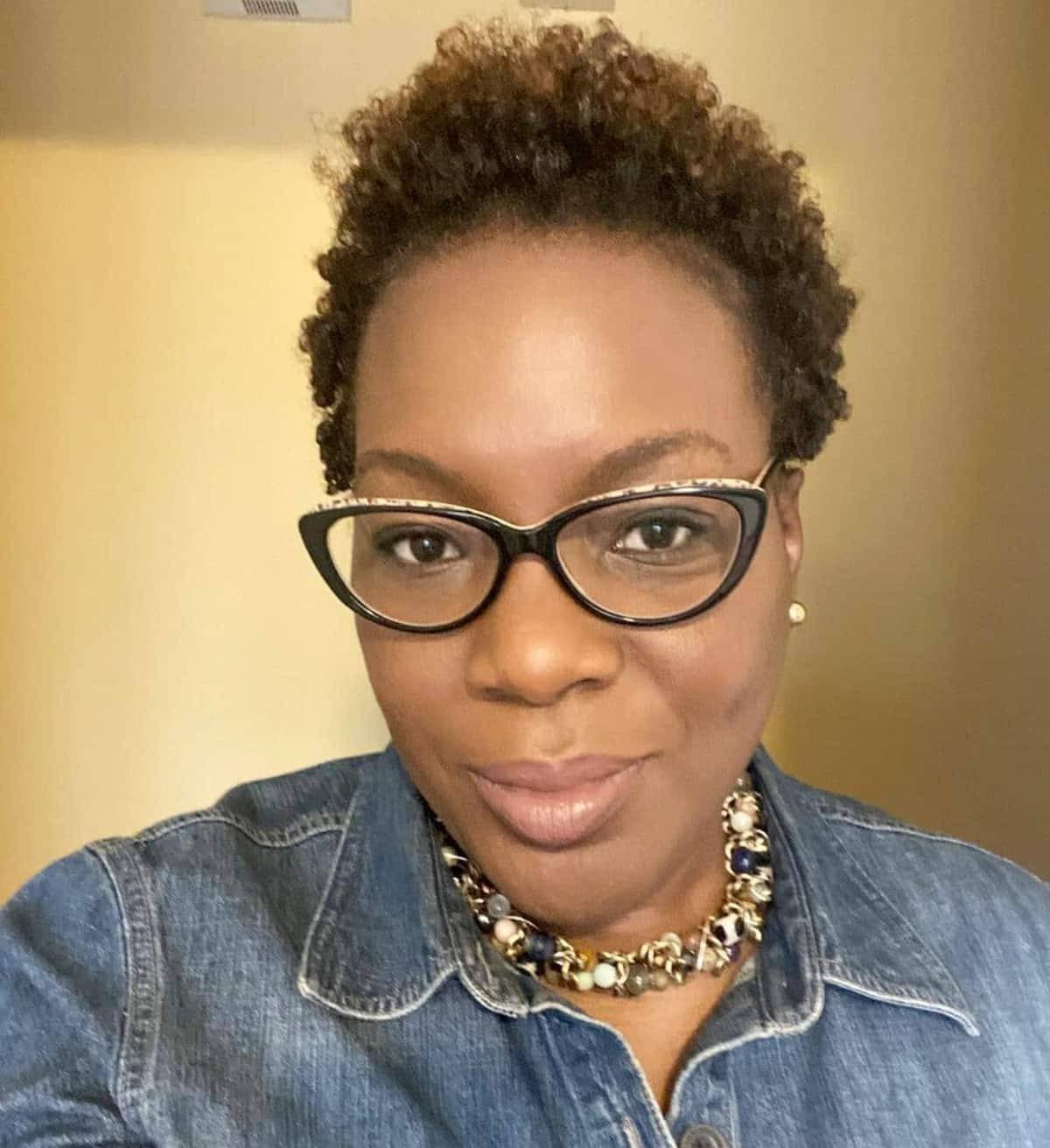 17 Youthful Short Natural Haircuts for Black Women Over 50