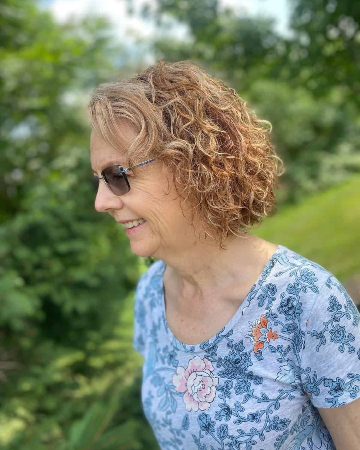 26 Ultra-Flattering Hairstyles for Women Over 70 with Glasses