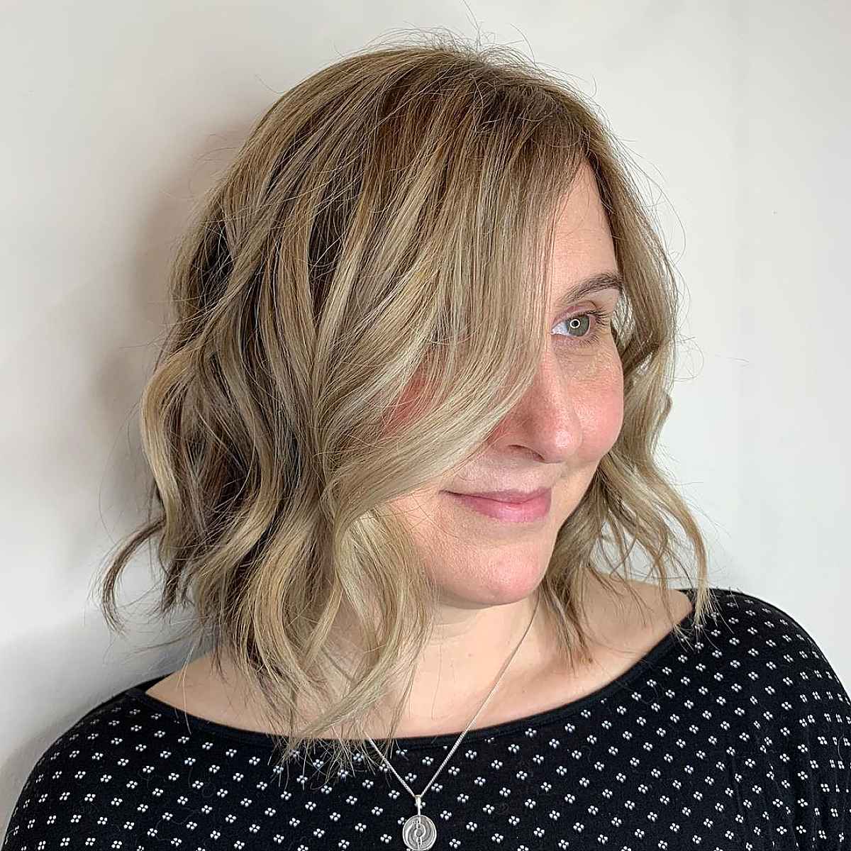 15 Flattering Long Bob Haircuts for Women with Full and Round Faces