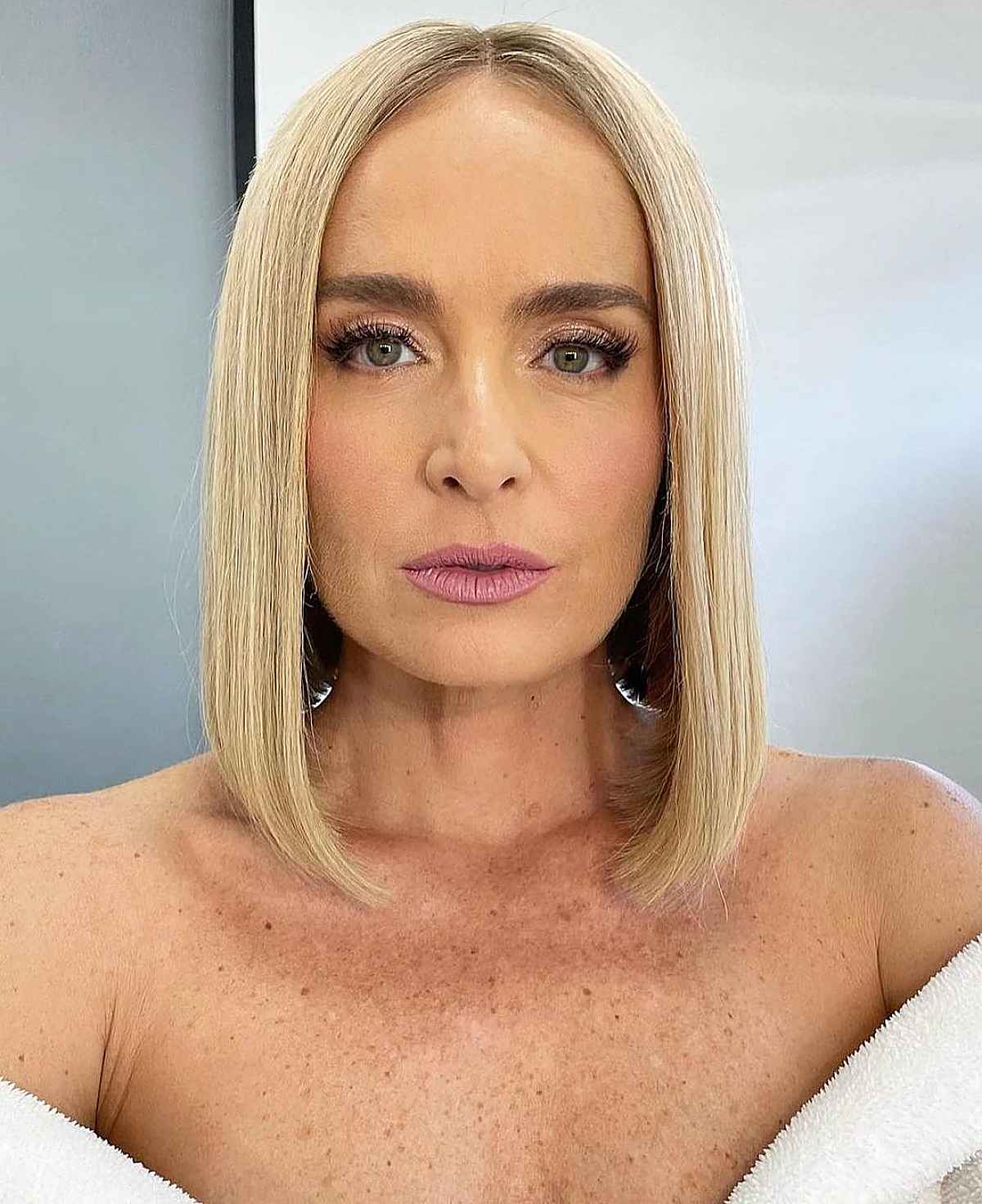 26 Flattering and Trendy Medium-Length Haircuts for Women Over 40