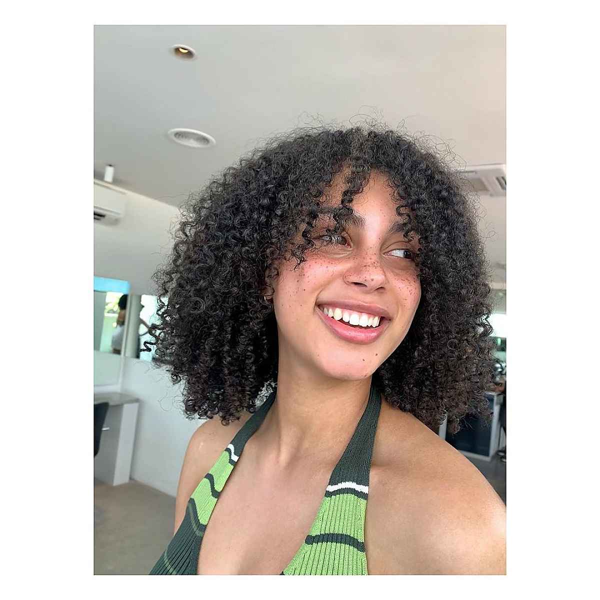 21 Best Ways to Get Curtain Bangs for Curly Hair Right Now