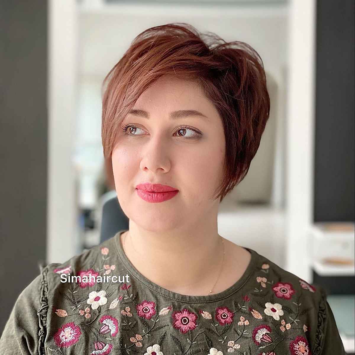 26 Slimming Hairstyles for Women with Full Faces (for Plus-Sized Women)