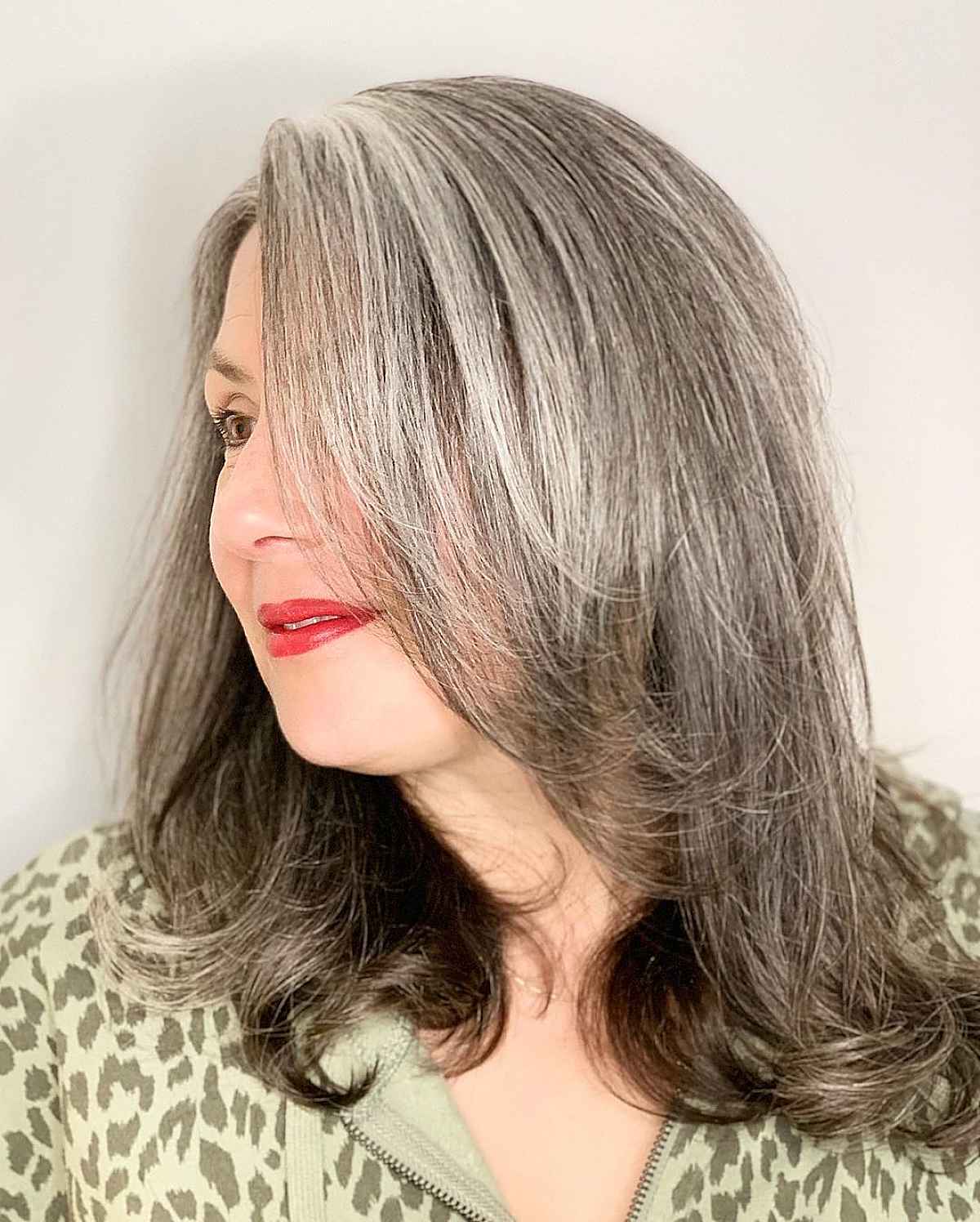 15 Face-Slimming Hairstyles for Women Over 50 and Overweight