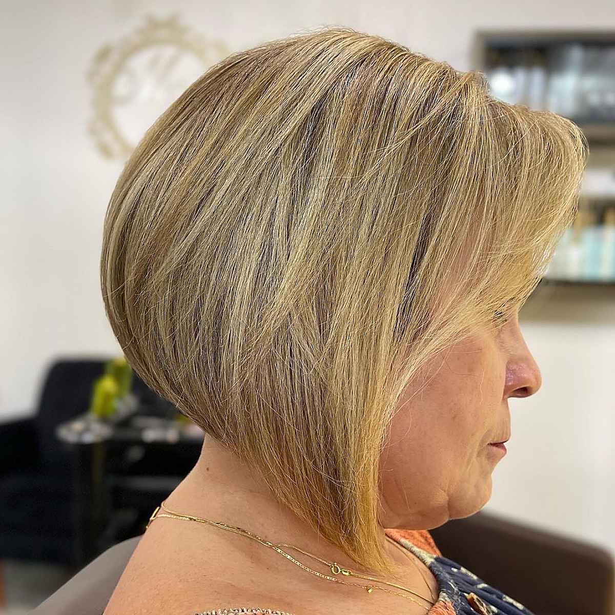 15 Face-Slimming Hairstyles for Women Over 50 and Overweight