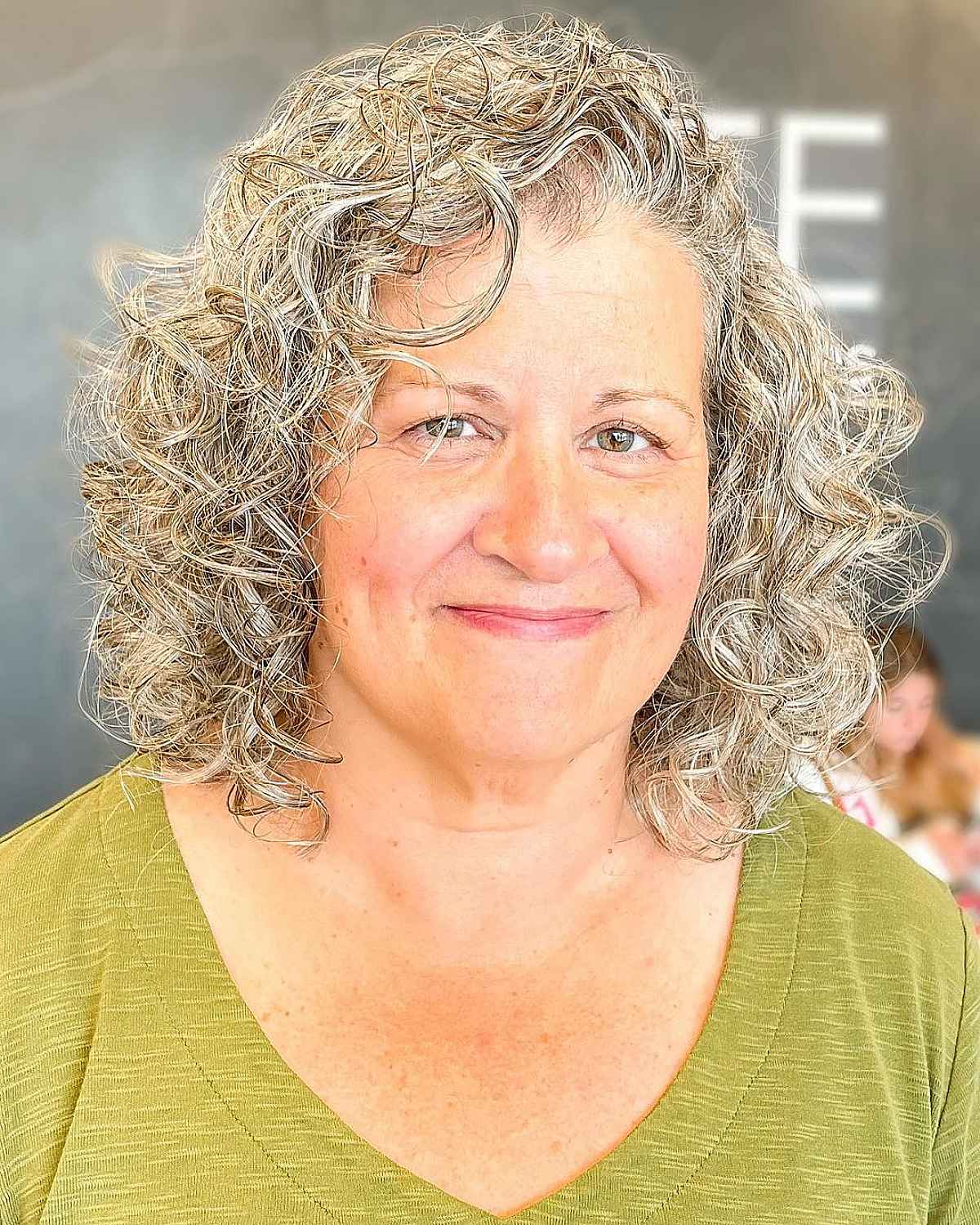 15 Face-Slimming Hairstyles for Women Over 50 and Overweight