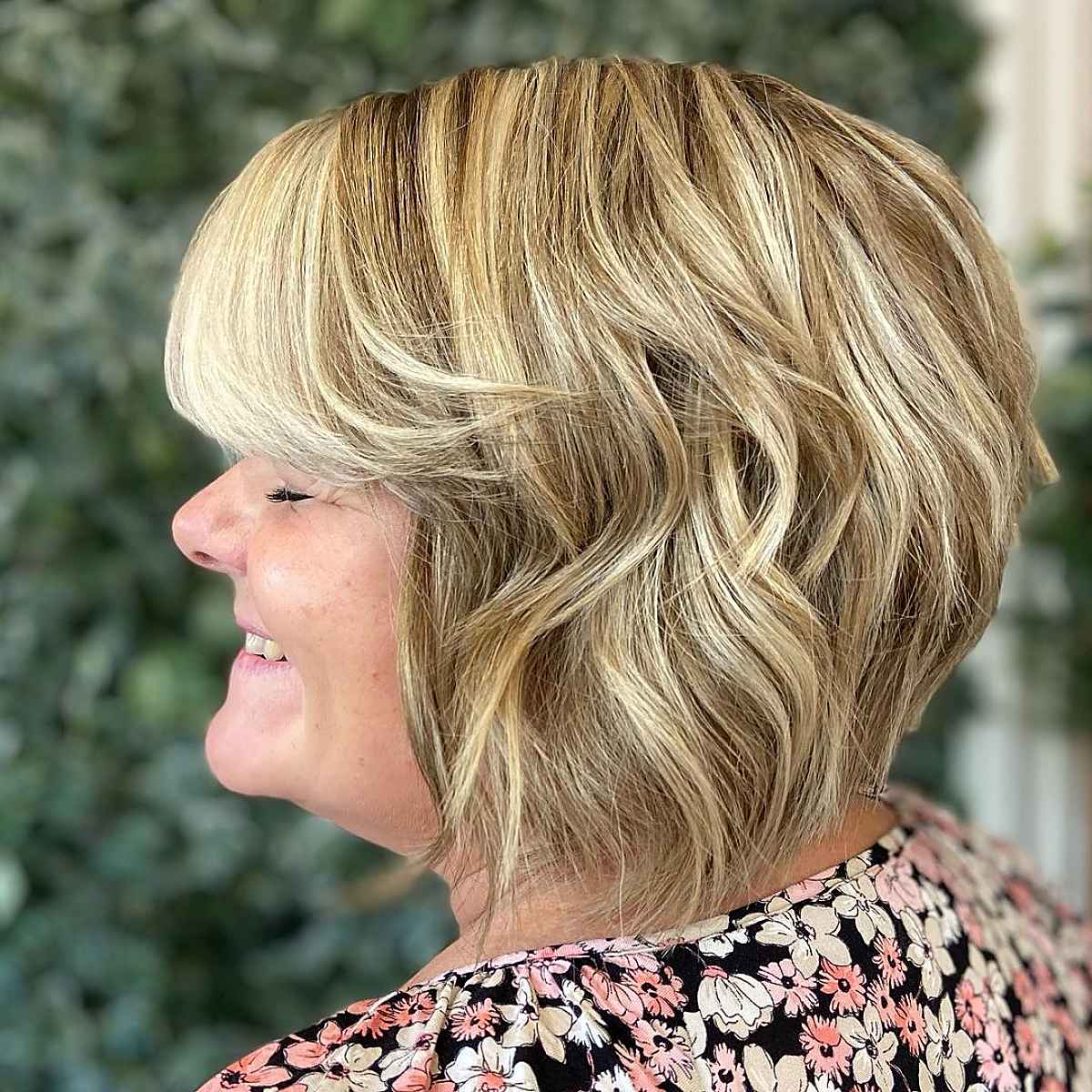 15 Face-Slimming Hairstyles for Women Over 50 and Overweight