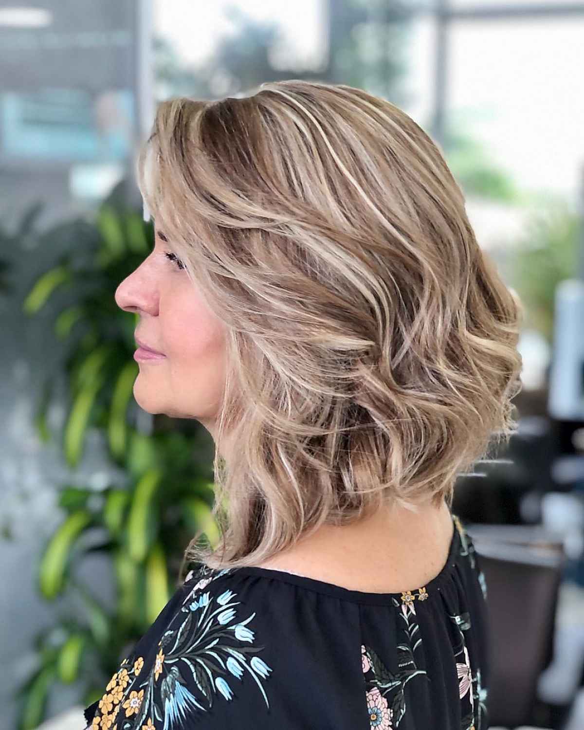 15 Face-Slimming Hairstyles for Women Over 50 and Overweight