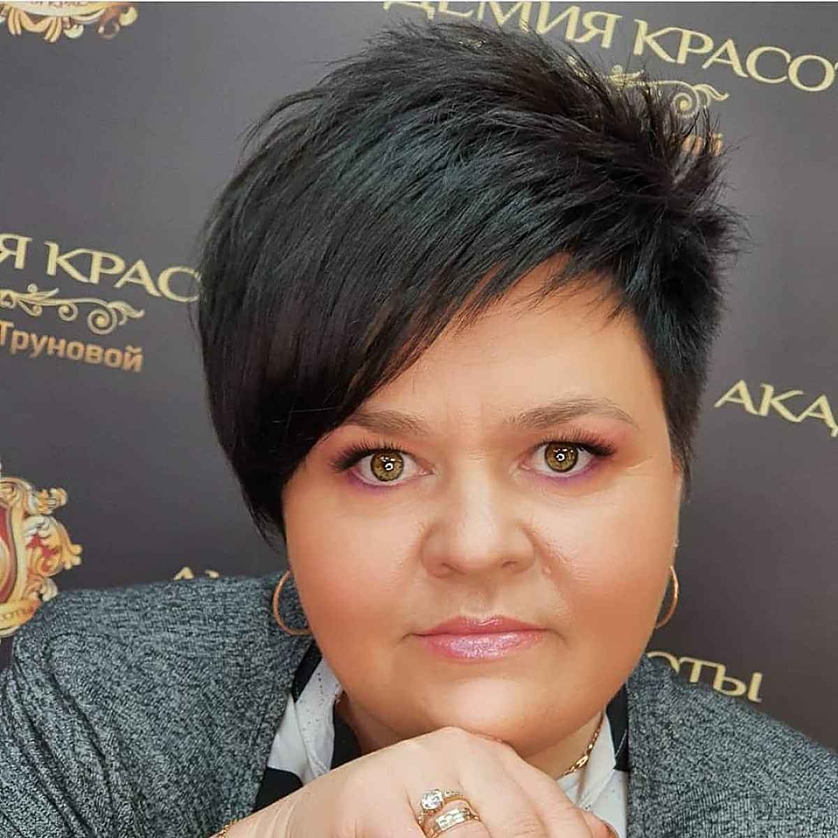 26 Slimming Hairstyles for Women with Full Faces (for Plus-Sized Women)