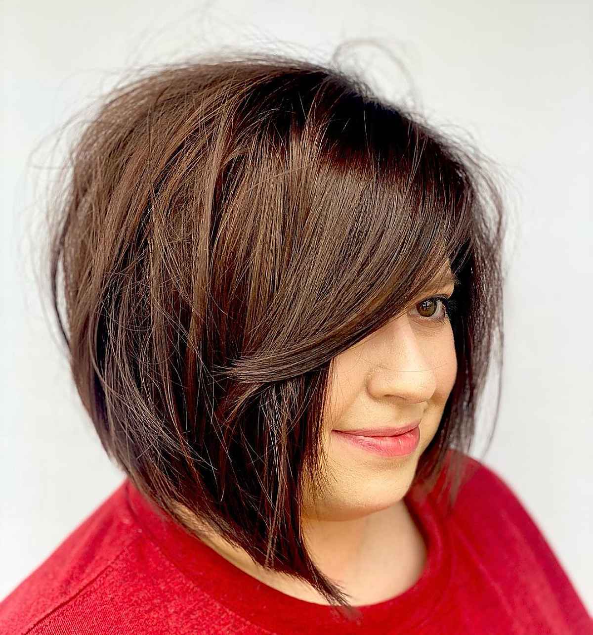26 Slimming Hairstyles for Women with Full Faces (for Plus-Sized Women)