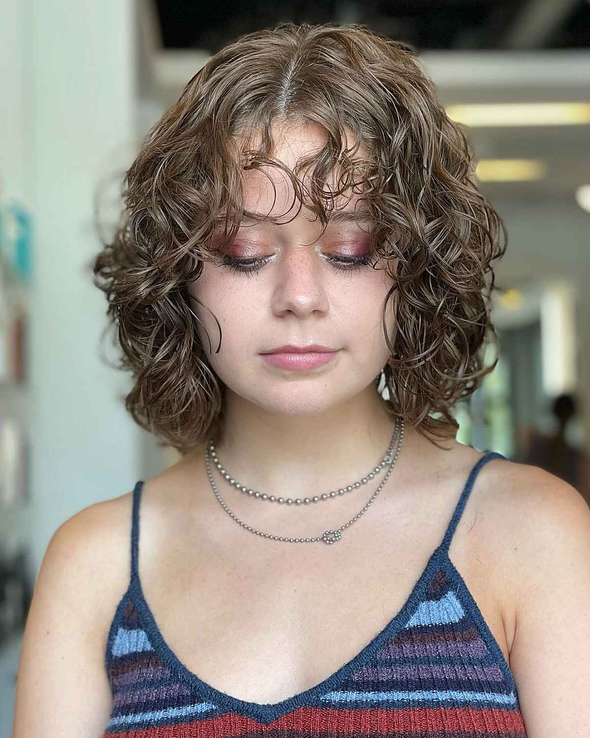 26 Slimming Hairstyles for Women with Full Faces (for Plus-Sized Women)