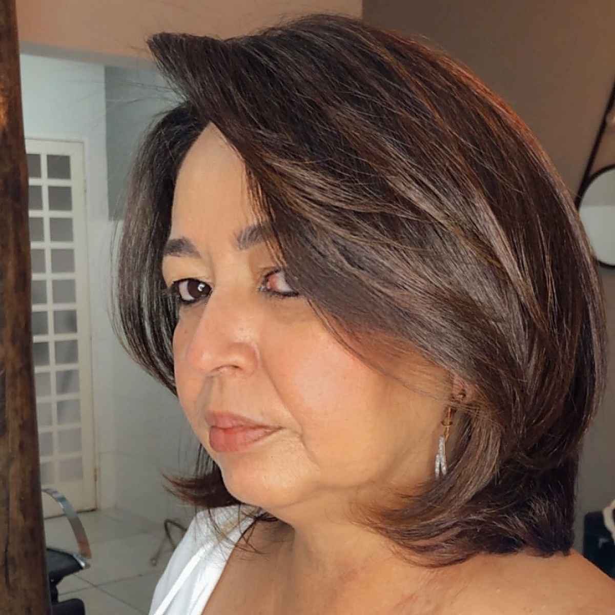 15 Face-Slimming Hairstyles for Women Over 50 and Overweight
