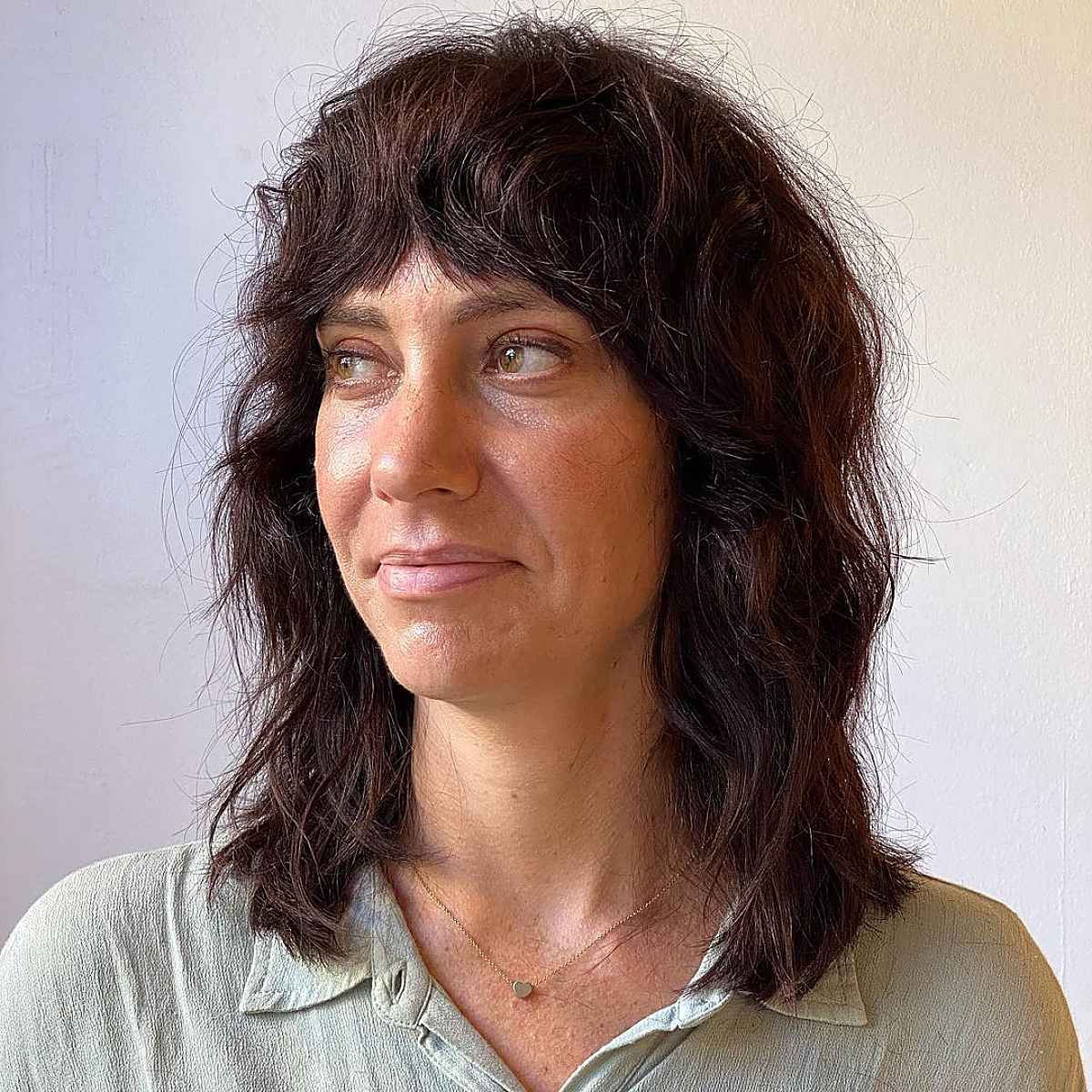 26 Flattering and Trendy Medium-Length Haircuts for Women Over 40