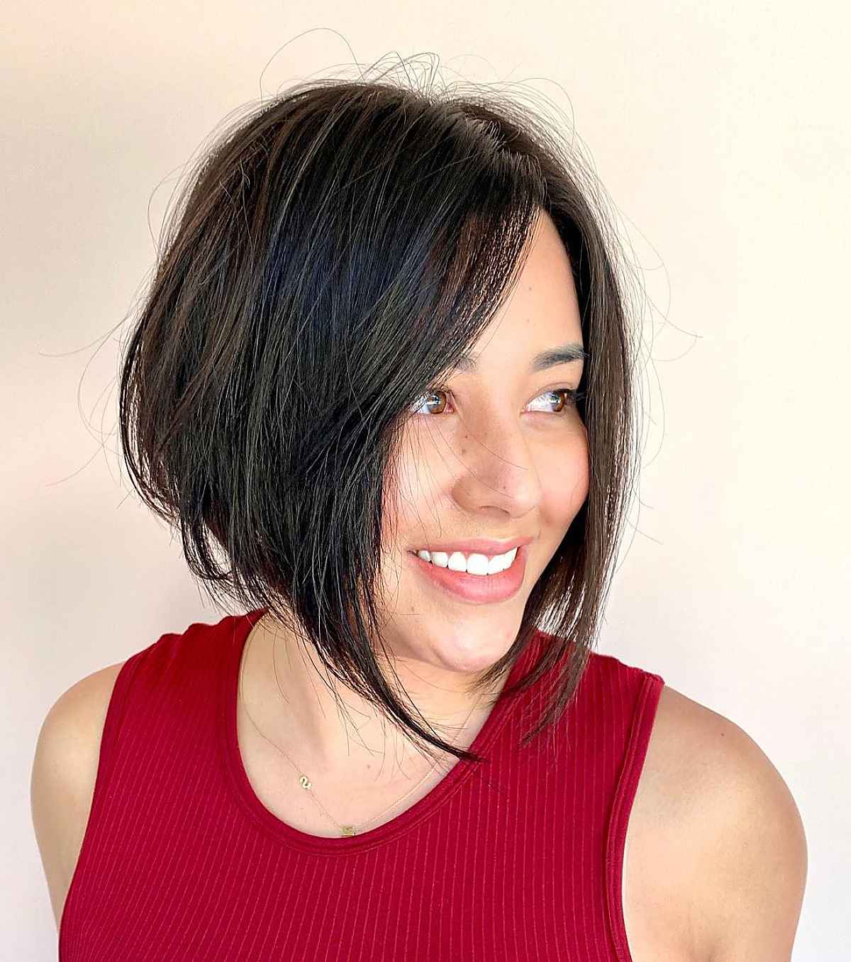 26 Slimming Hairstyles for Women with Full Faces (for Plus-Sized Women)