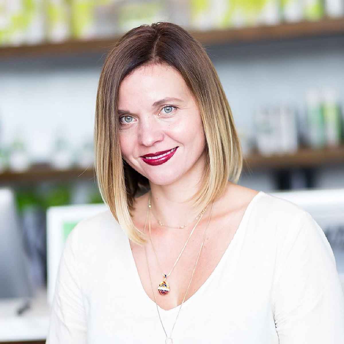 15 Flattering Long Bob Haircuts for Women with Full and Round Faces