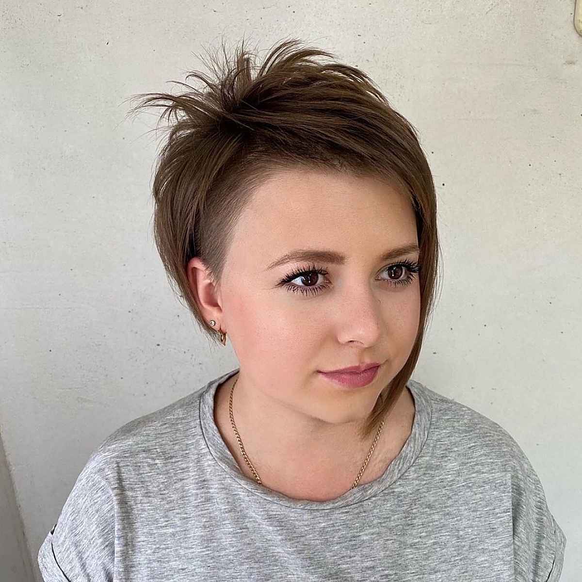 26 Slimming Hairstyles for Women with Full Faces (for Plus-Sized Women)