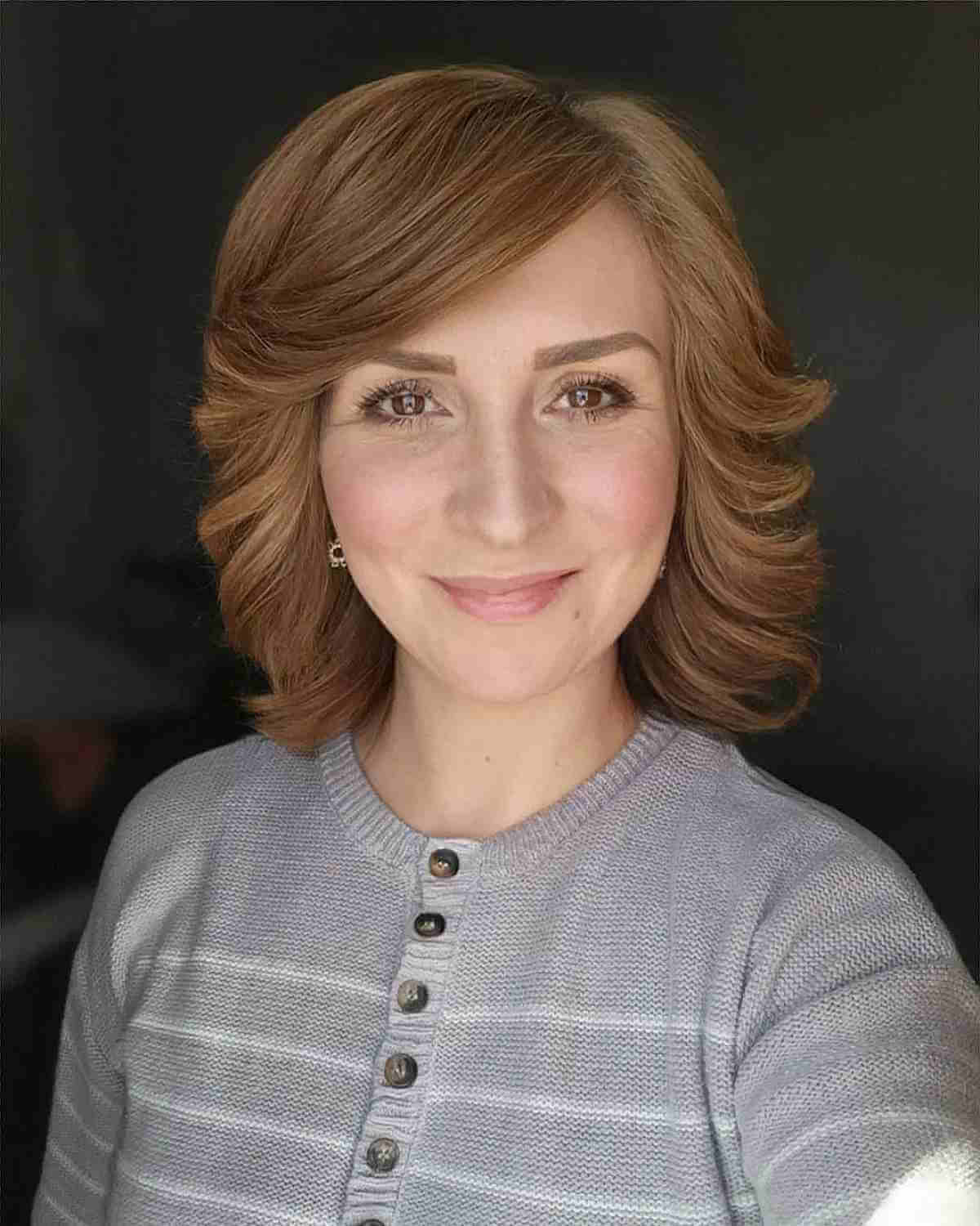 22 Medium Layered Haircuts with Side Bangs for a Chic Combination