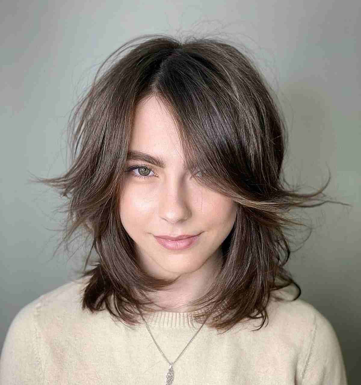 22 Medium Layered Haircuts with Side Bangs for a Chic Combination