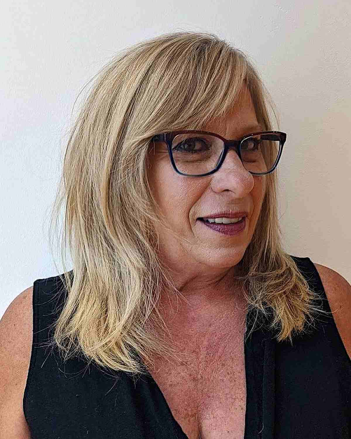 22 Medium Layered Haircuts with Side Bangs for a Chic Combination