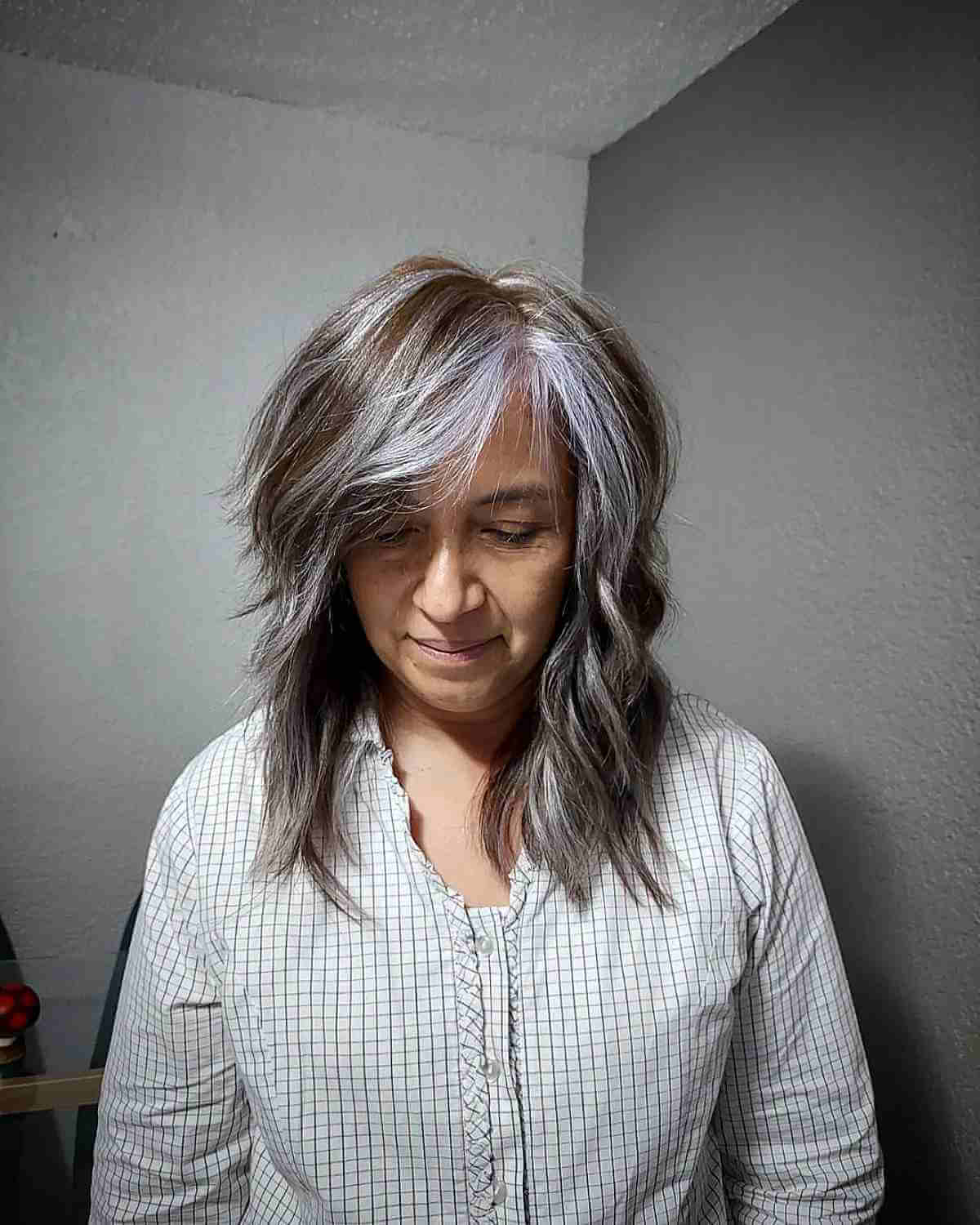 22 Medium Layered Haircuts with Side Bangs for a Chic Combination
