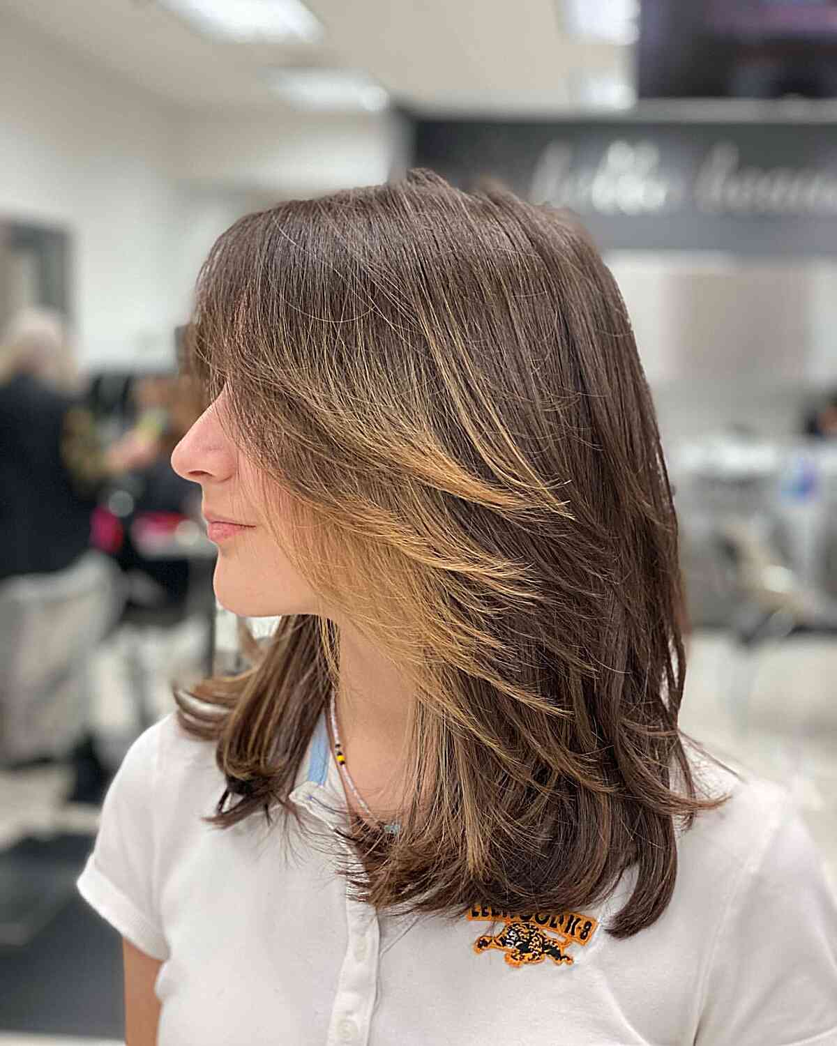 26 Incredible Feathered Haircuts for Medium-Length Hair in 2025