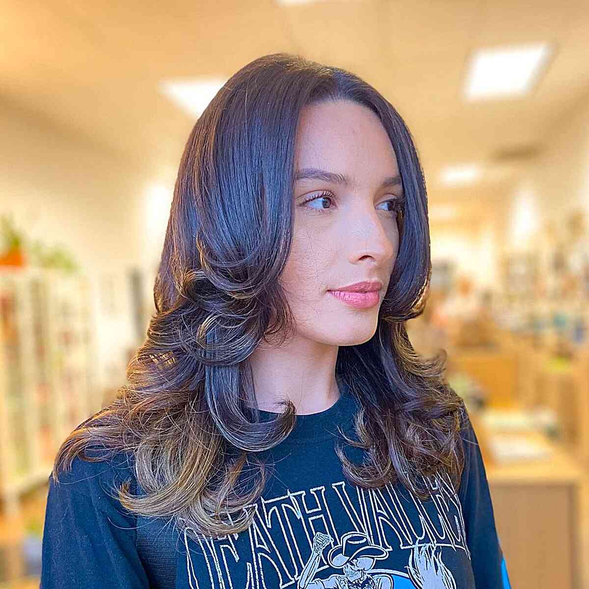 26 Incredible Feathered Haircuts for Medium-Length Hair in 2025