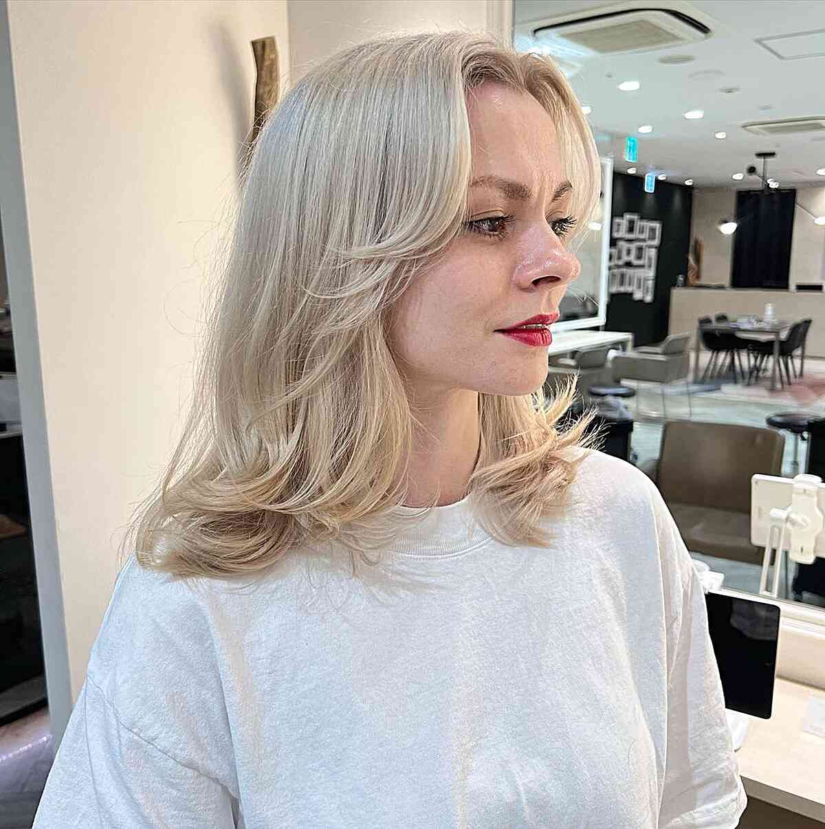 26 Incredible Feathered Haircuts for Medium-Length Hair in 2025