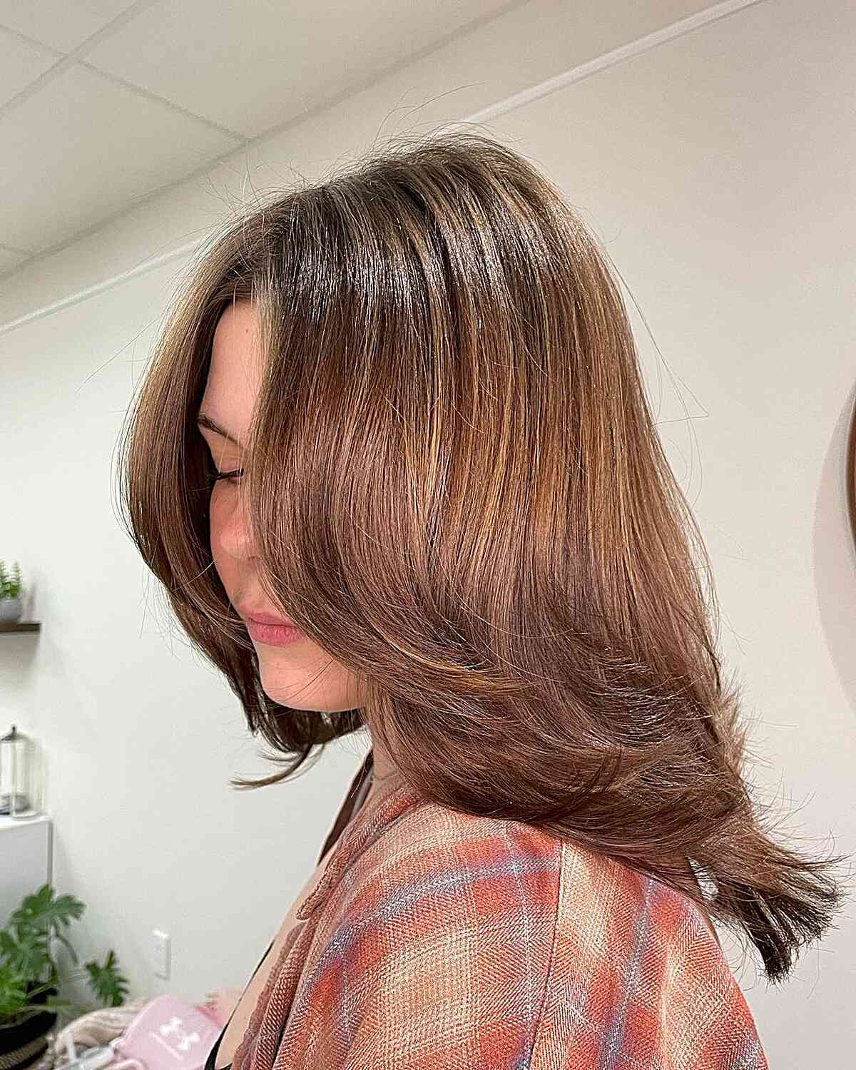 26 Incredible Feathered Haircuts for Medium-Length Hair in 2025