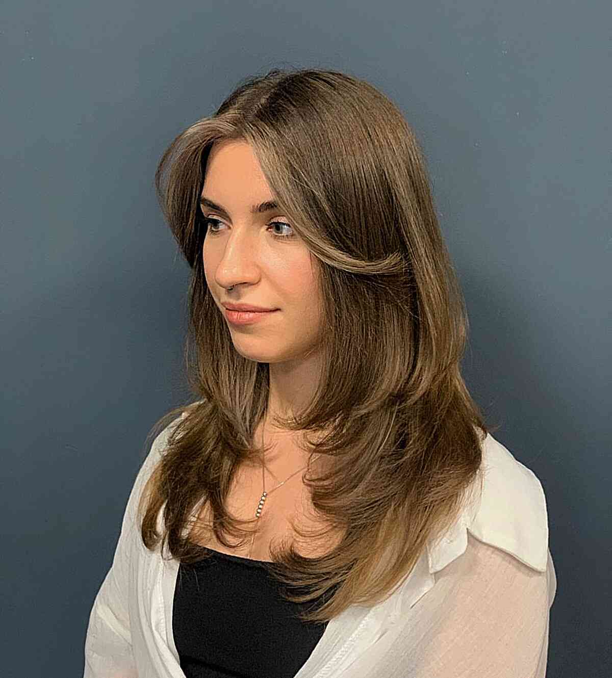 26 Incredible Feathered Haircuts for Medium-Length Hair in 2025