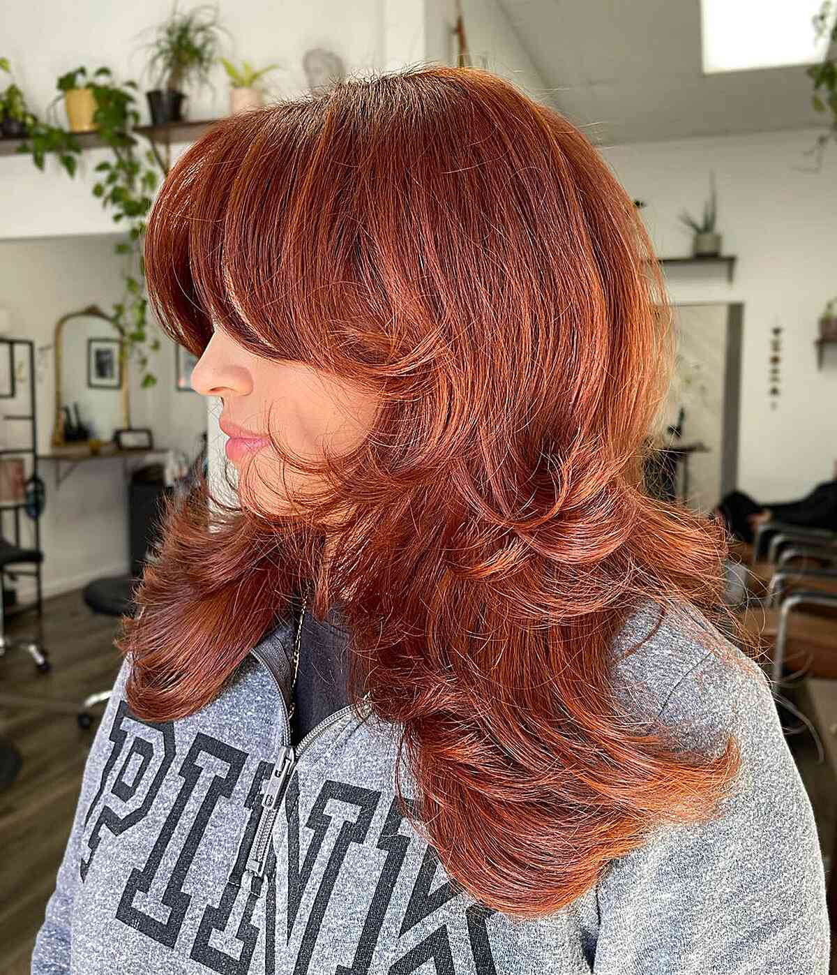 26 Incredible Feathered Haircuts for Medium-Length Hair in 2025