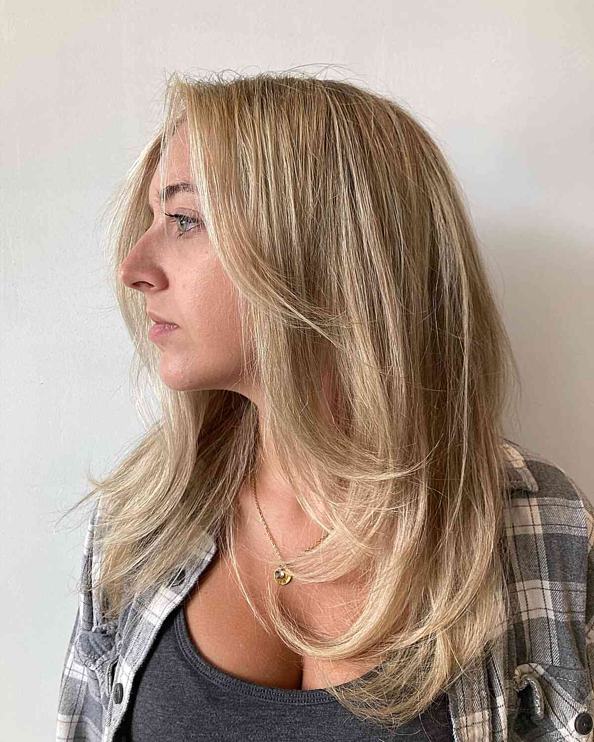 26 Incredible Feathered Haircuts for Medium-Length Hair in 2025