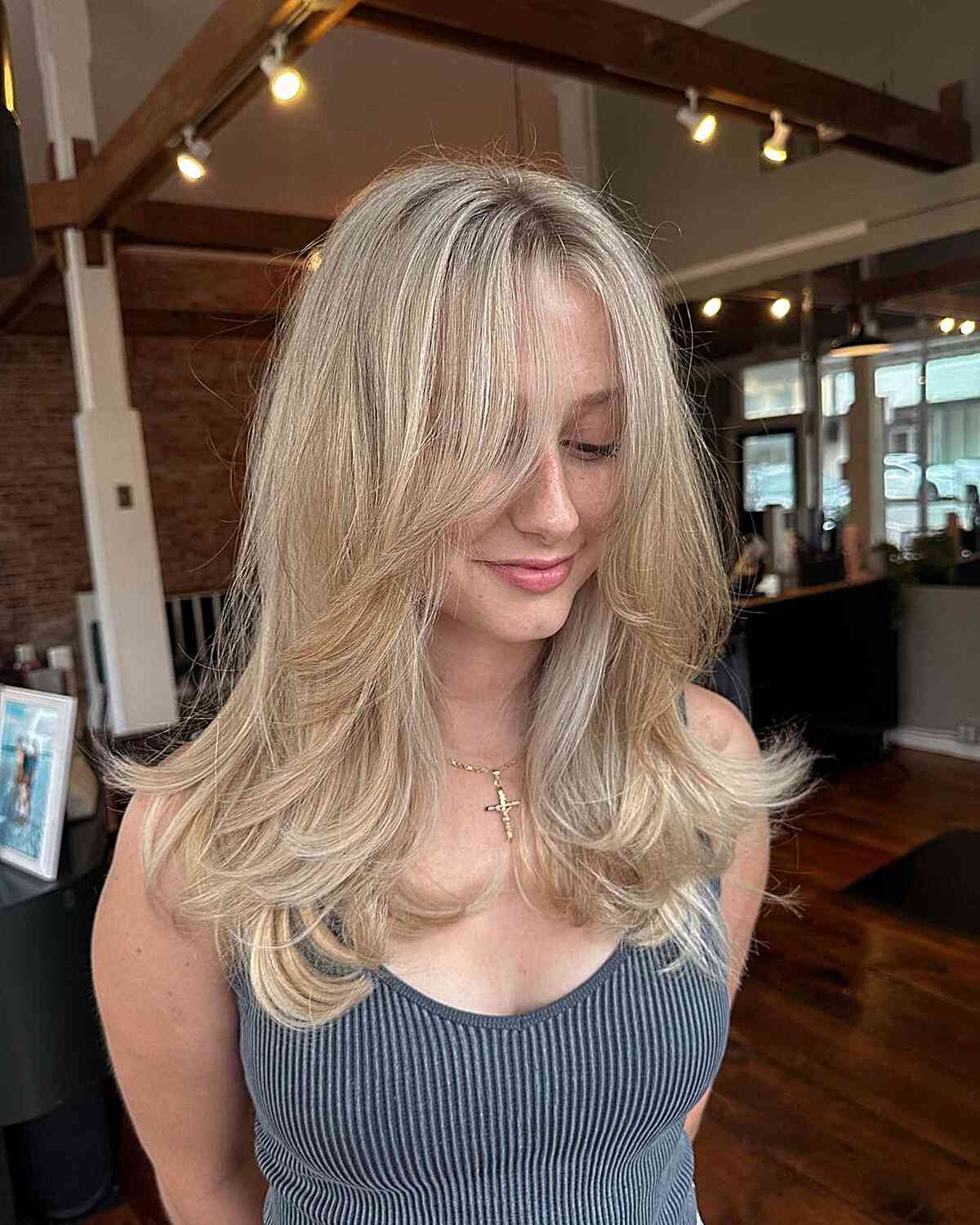 26 Incredible Feathered Haircuts for Medium-Length Hair in 2025