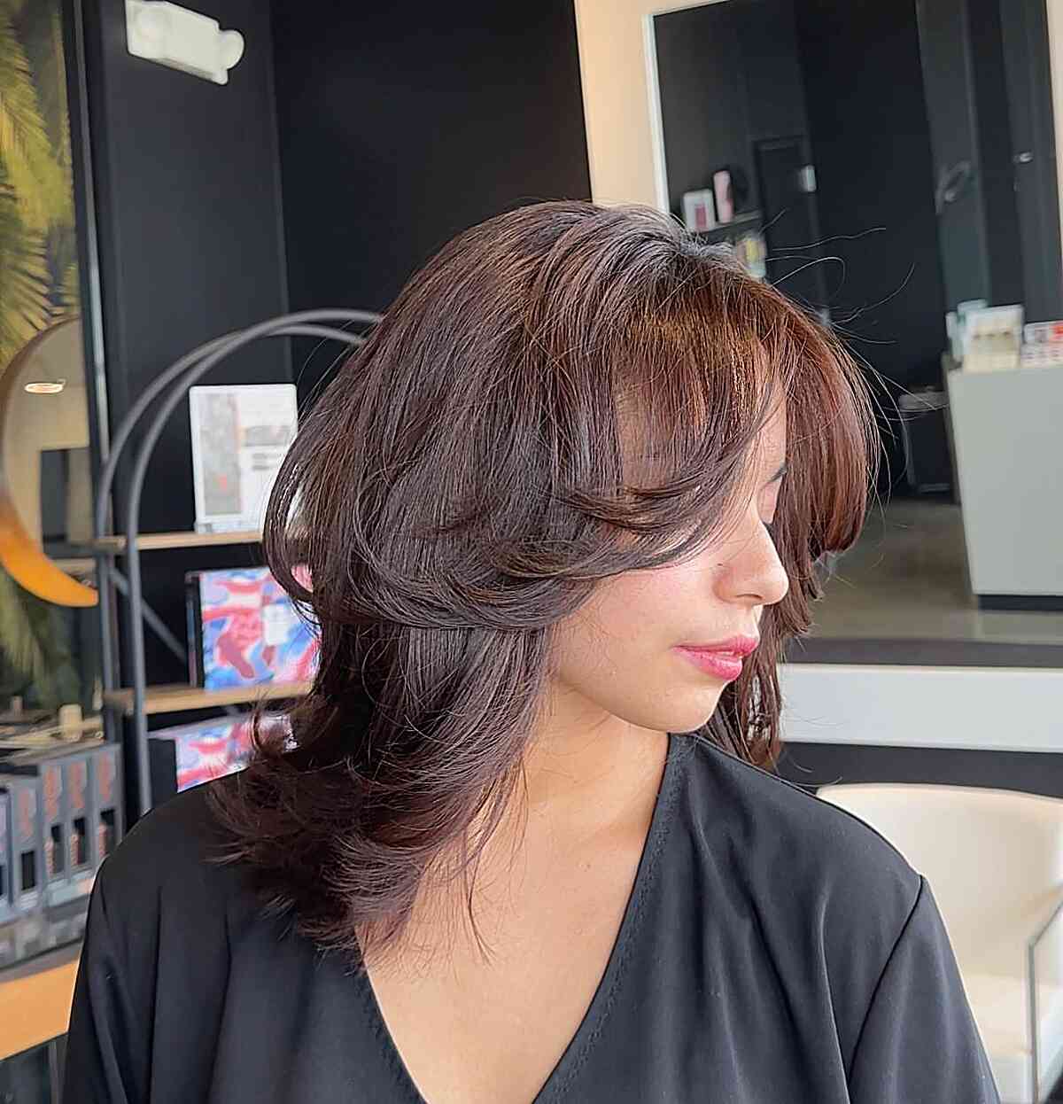 26 Incredible Feathered Haircuts for Medium-Length Hair in 2025