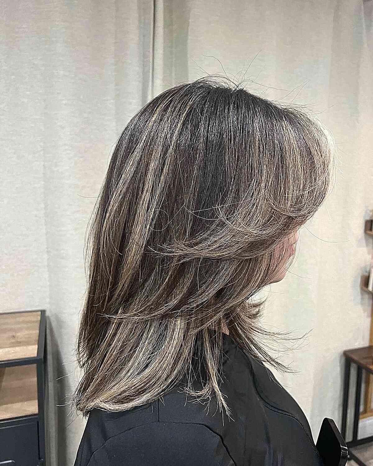 26 Incredible Feathered Haircuts for Medium-Length Hair in 2025