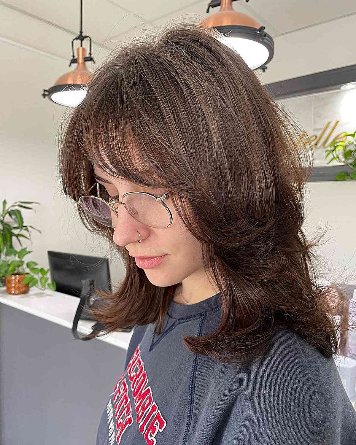 26 Incredible Feathered Haircuts for Medium-Length Hair in 2025