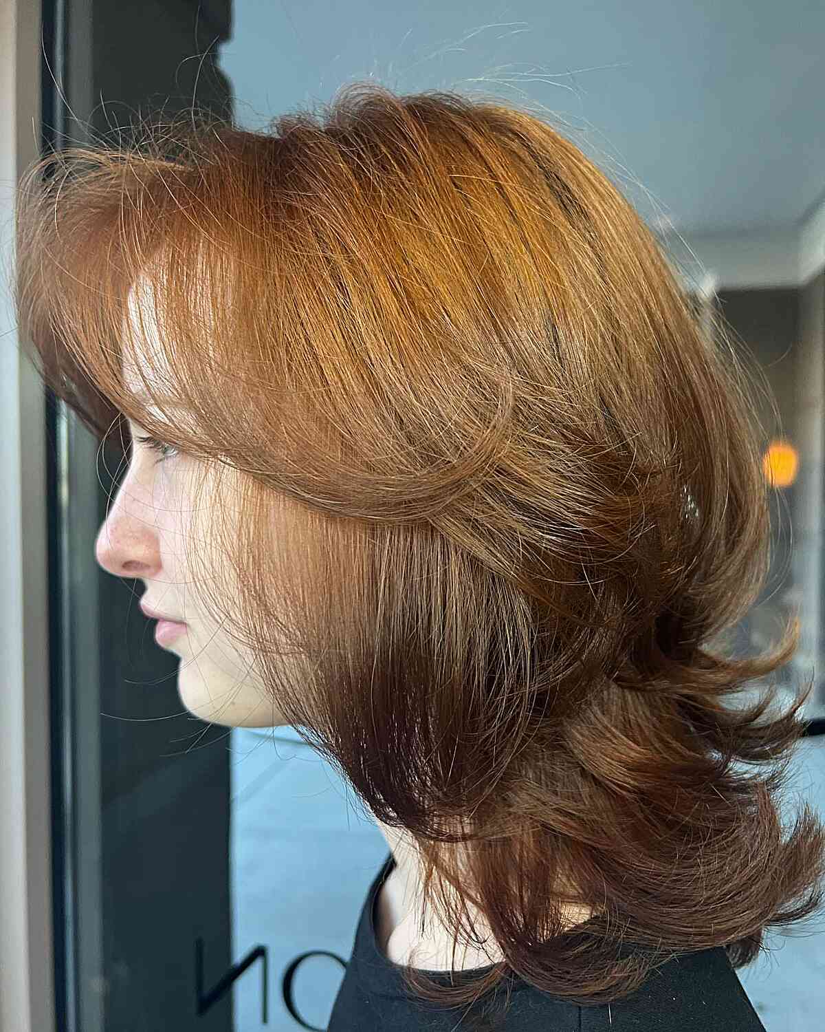 26 Incredible Feathered Haircuts for Medium-Length Hair in 2025