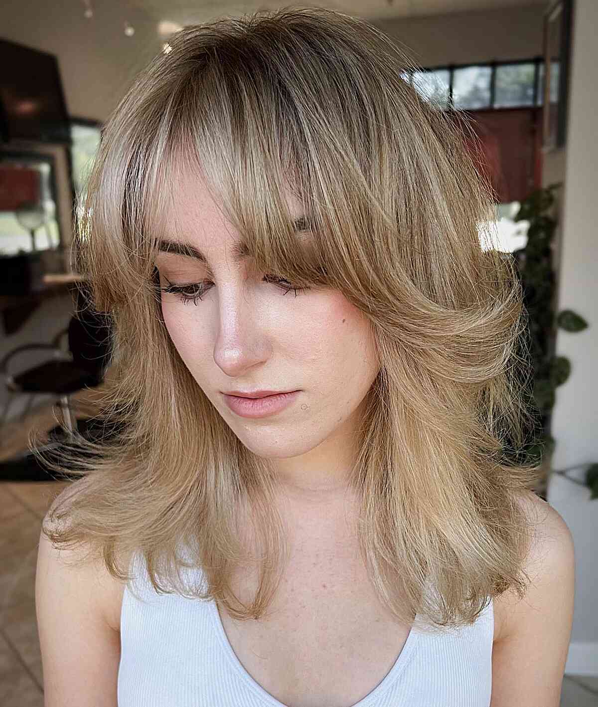 26 Incredible Feathered Haircuts for Medium-Length Hair in 2025