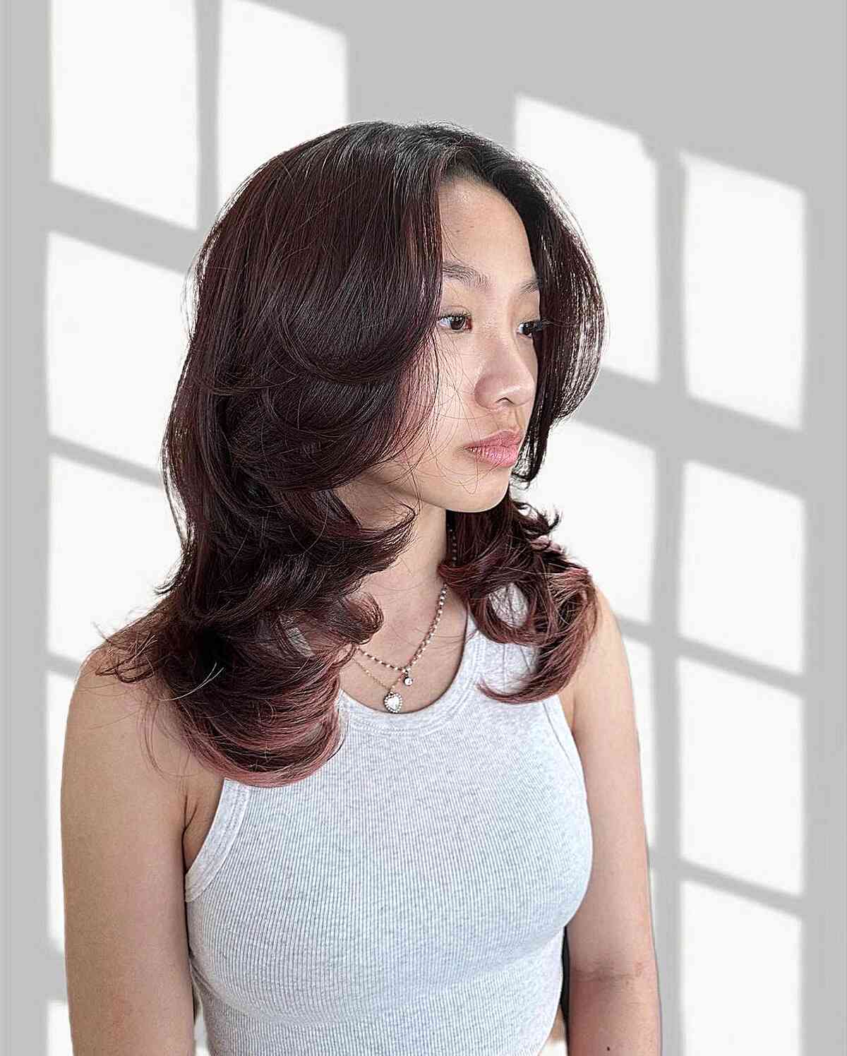 26 Incredible Feathered Haircuts for Medium-Length Hair in 2025