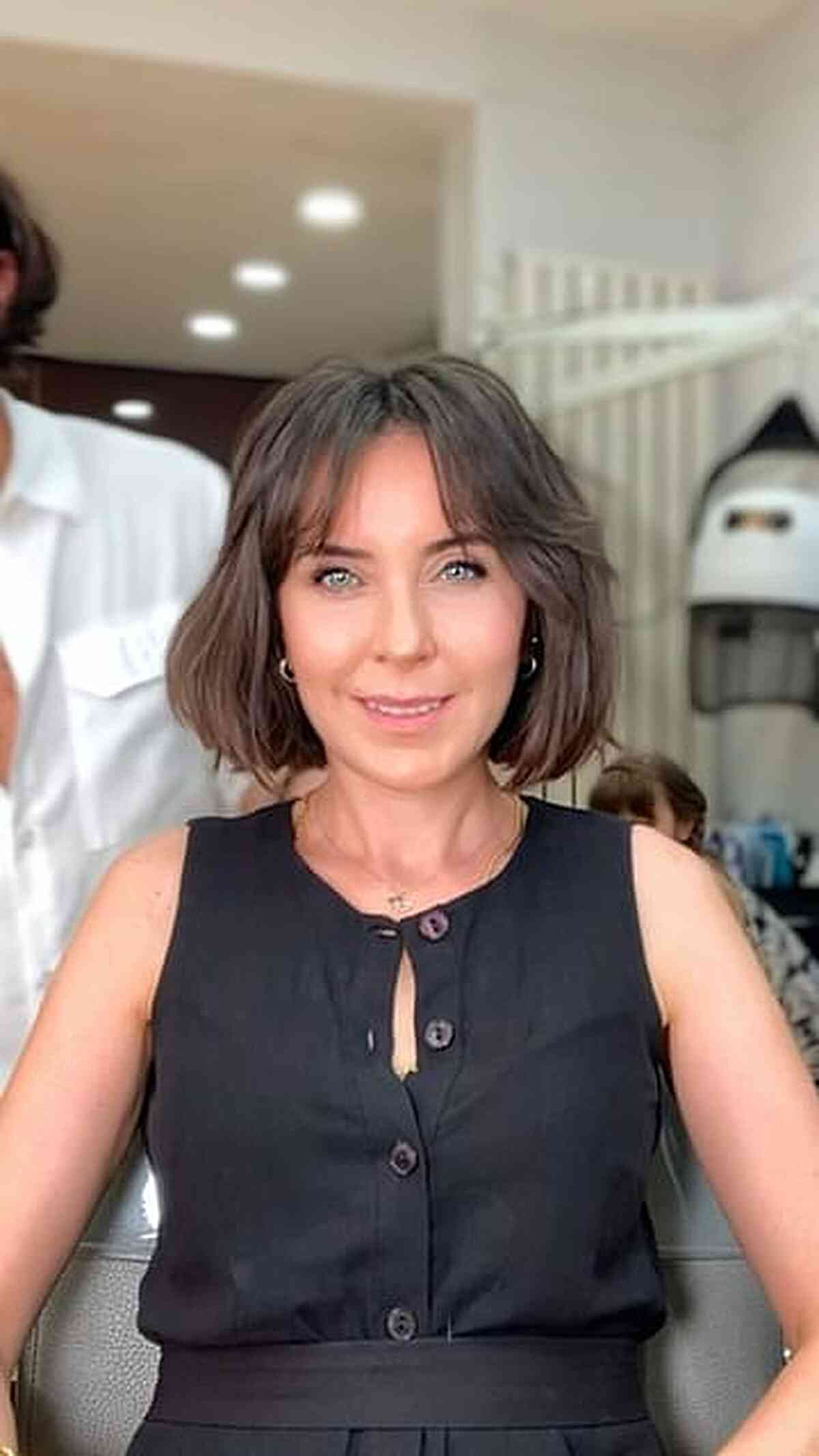 35 Bob with Curtain Bangs Hairstyle Ideas for Modern, Beachy Women