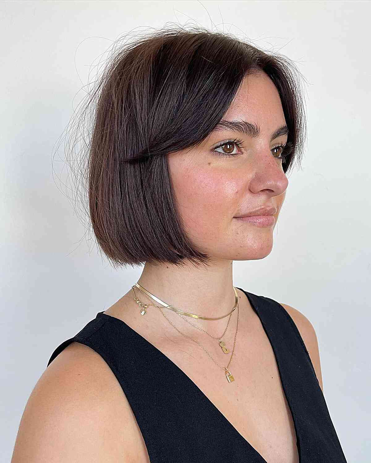 35 Bob with Curtain Bangs Hairstyle Ideas for Modern, Beachy Women