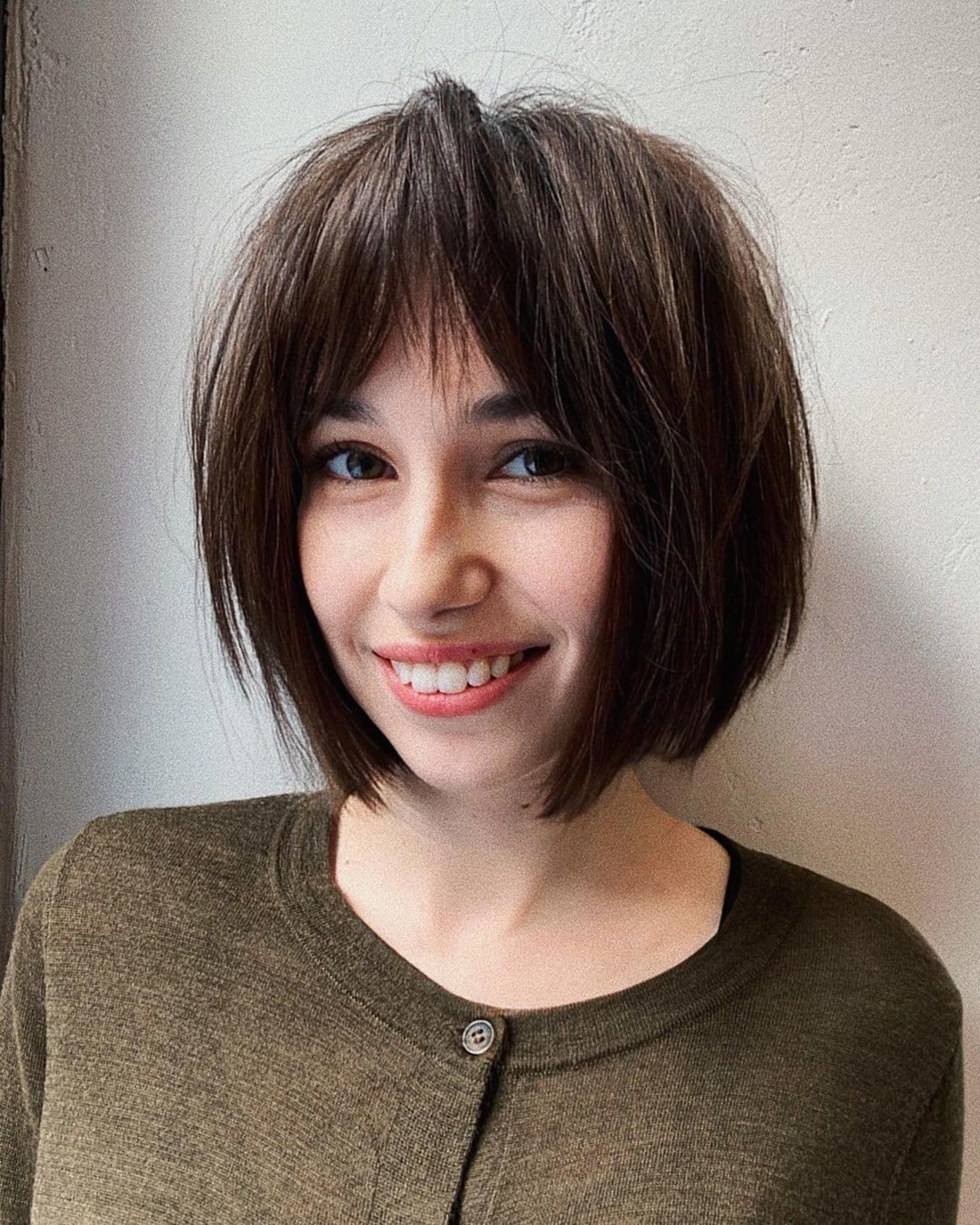 35 Bob with Curtain Bangs Hairstyle Ideas for Modern, Beachy Women