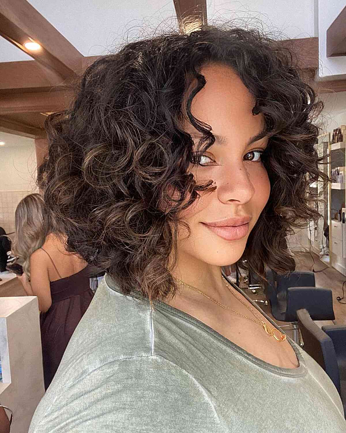 23 Flattering Long Bob Haircuts for Women with Full and Round Faces