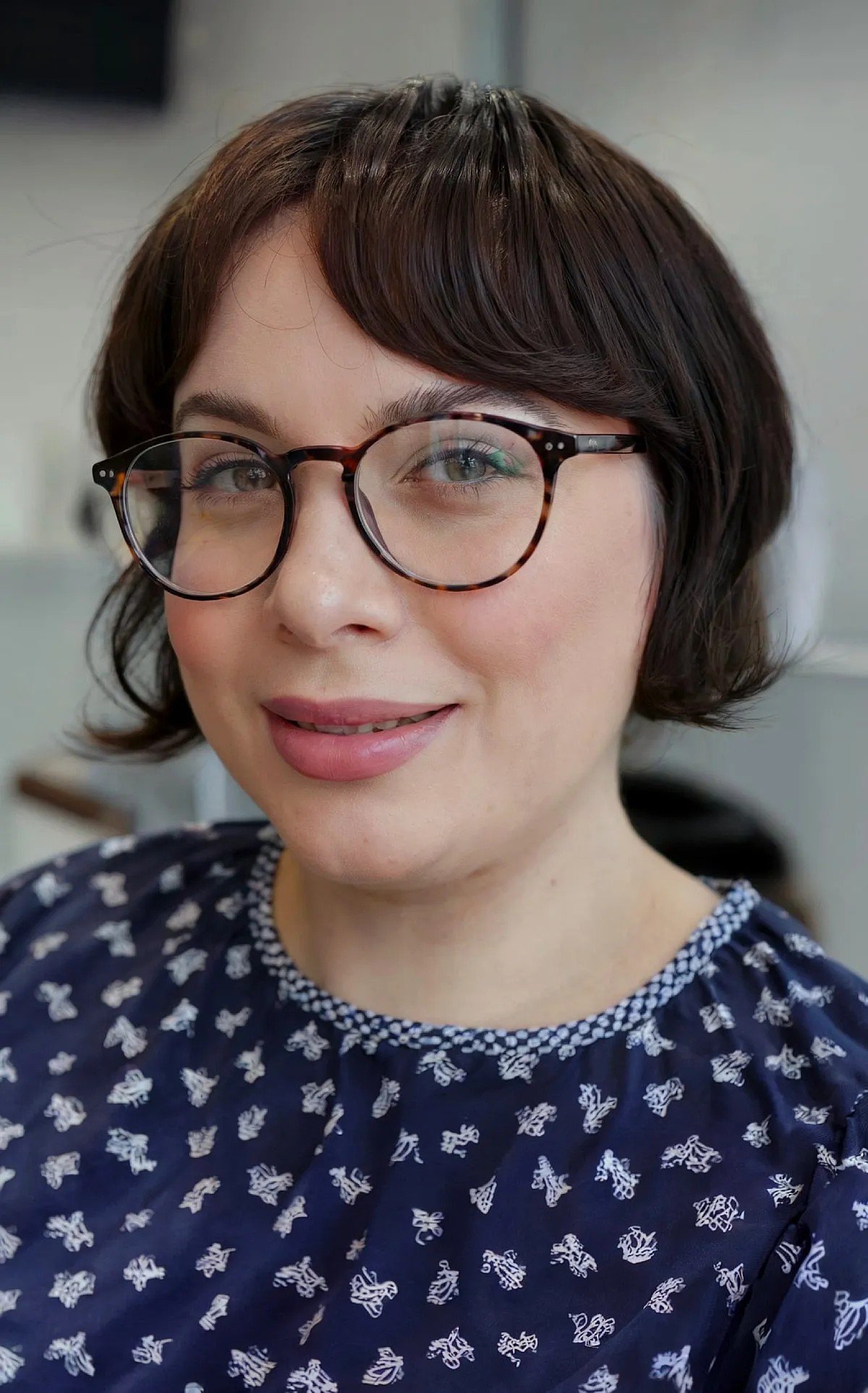 27 Flattering Bob Cuts with Bangs for Women with Round Faces