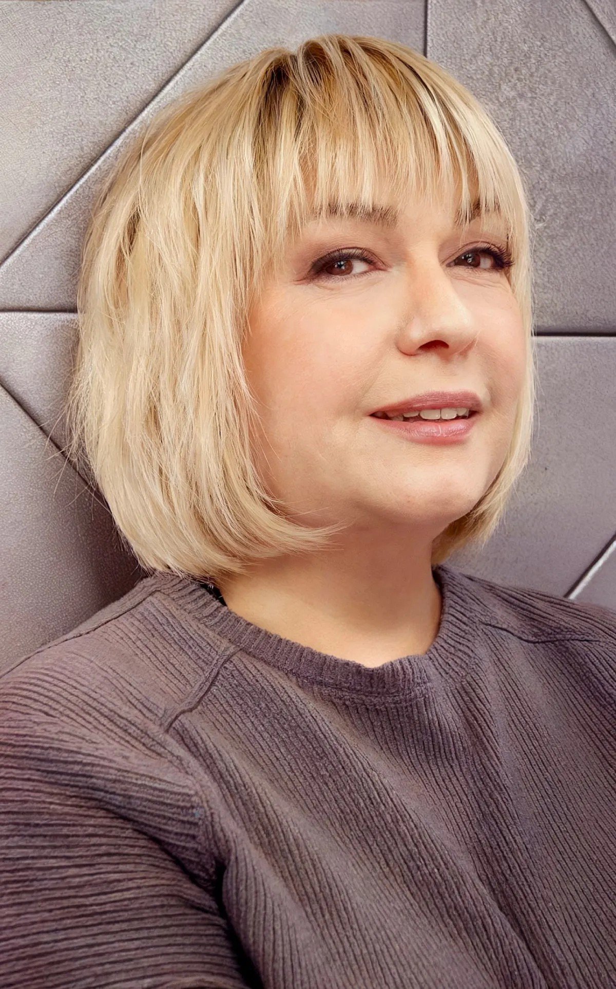 27 Flattering Bob Cuts with Bangs for Women with Round Faces
