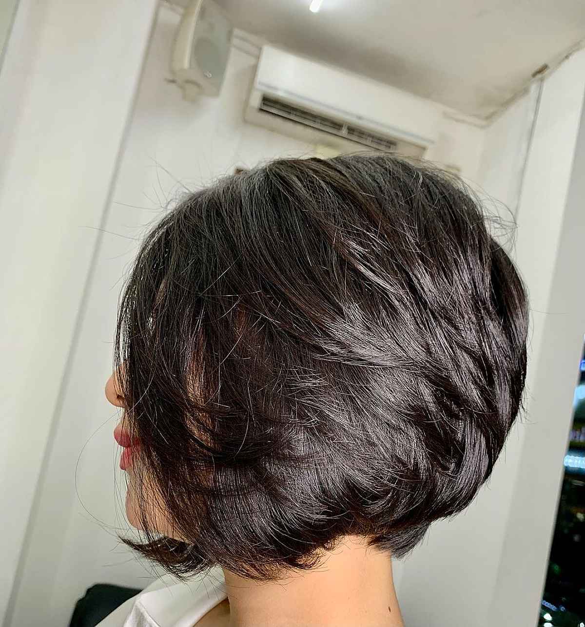 29 Feathered Bob Haircuts That Add Fullness & Movement to Your Hair