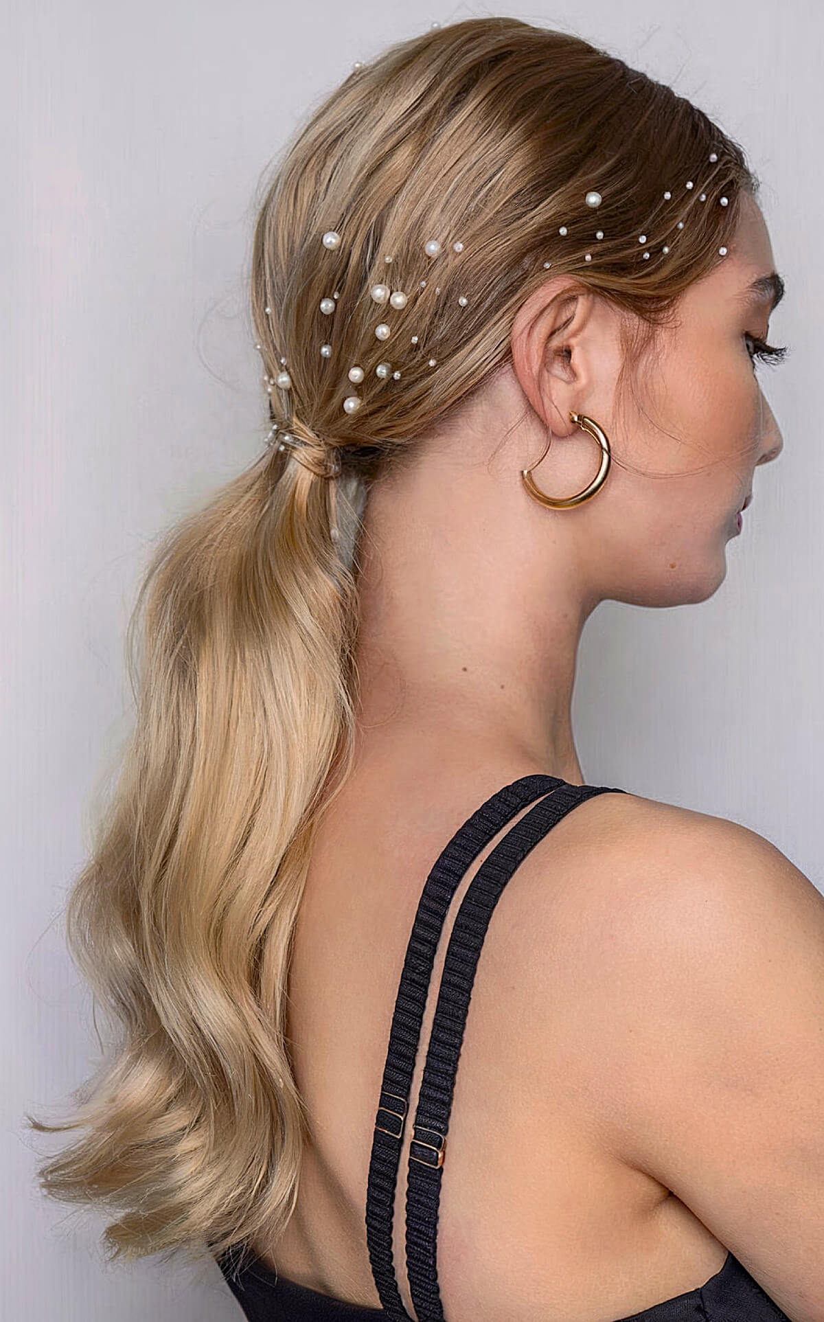 The Best Christmas Hairstyles for Women in 2025 (16 Festive Ideas)