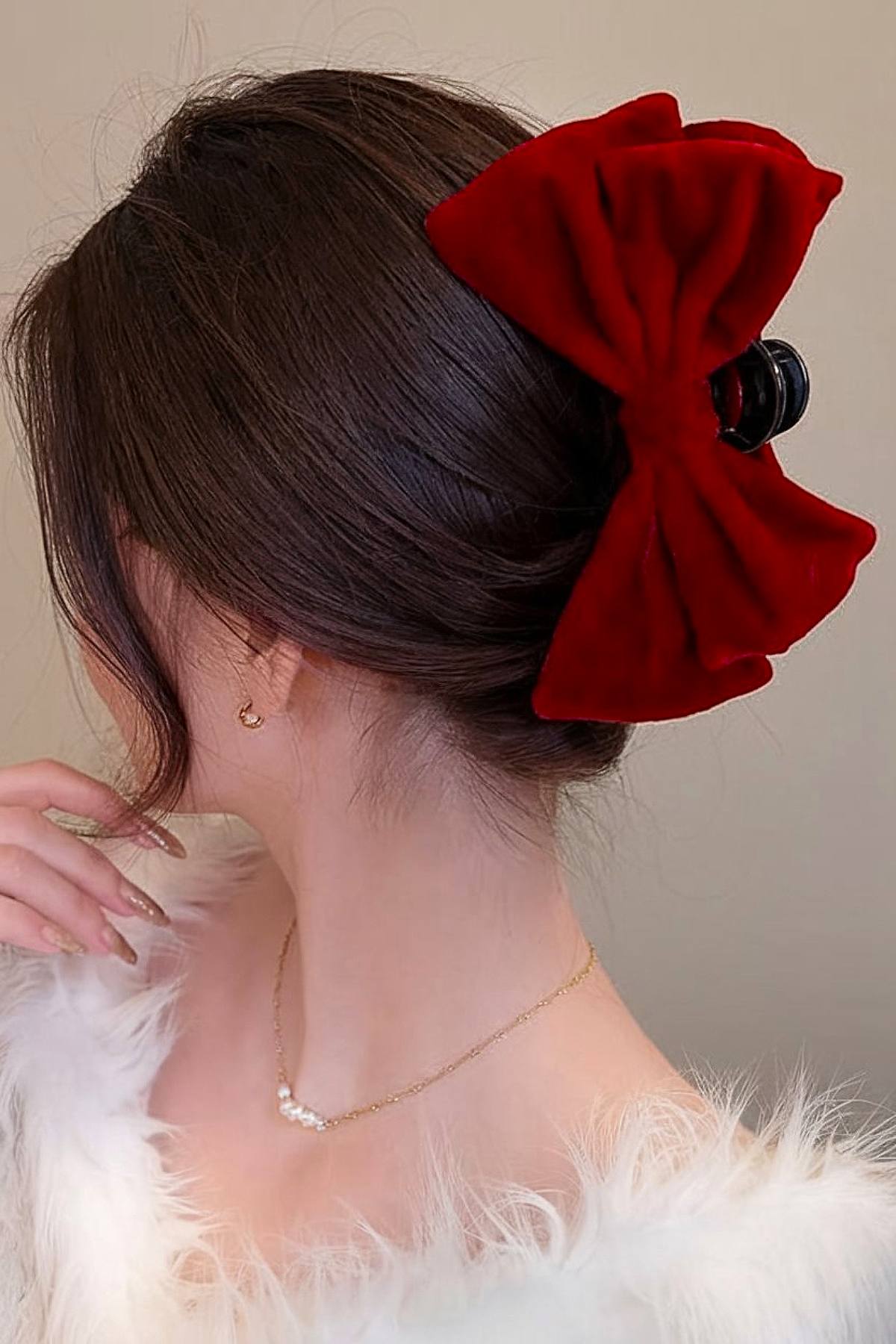 The Best Christmas Hairstyles for Women in 2025 (16 Festive Ideas)