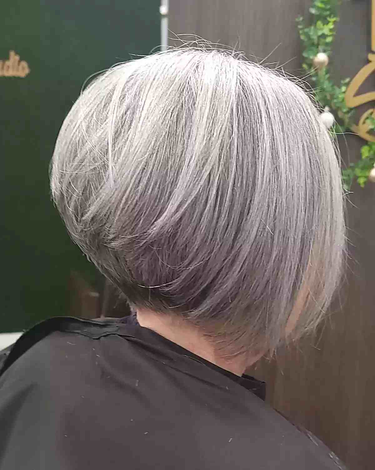 Here Are 25 Older Women Who Perfectly Pull Off The Modern “Wedge Cut” With Style
